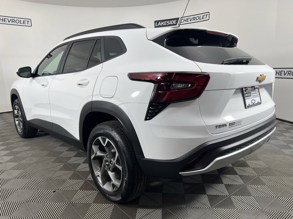 2025 Chevrolet Trax LT photo 3