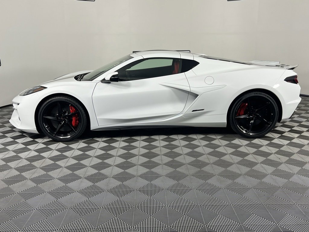 2025 Chevrolet Corvette E-Ray 1LZ photo 2