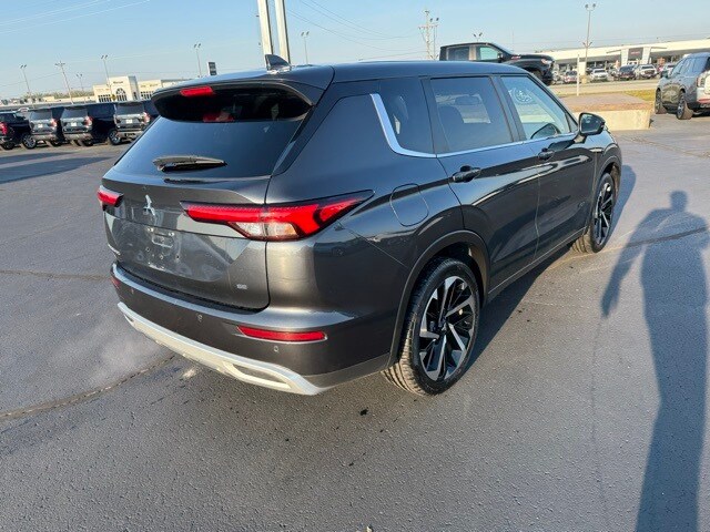 2024 Mitsubishi Outlander SE photo 2