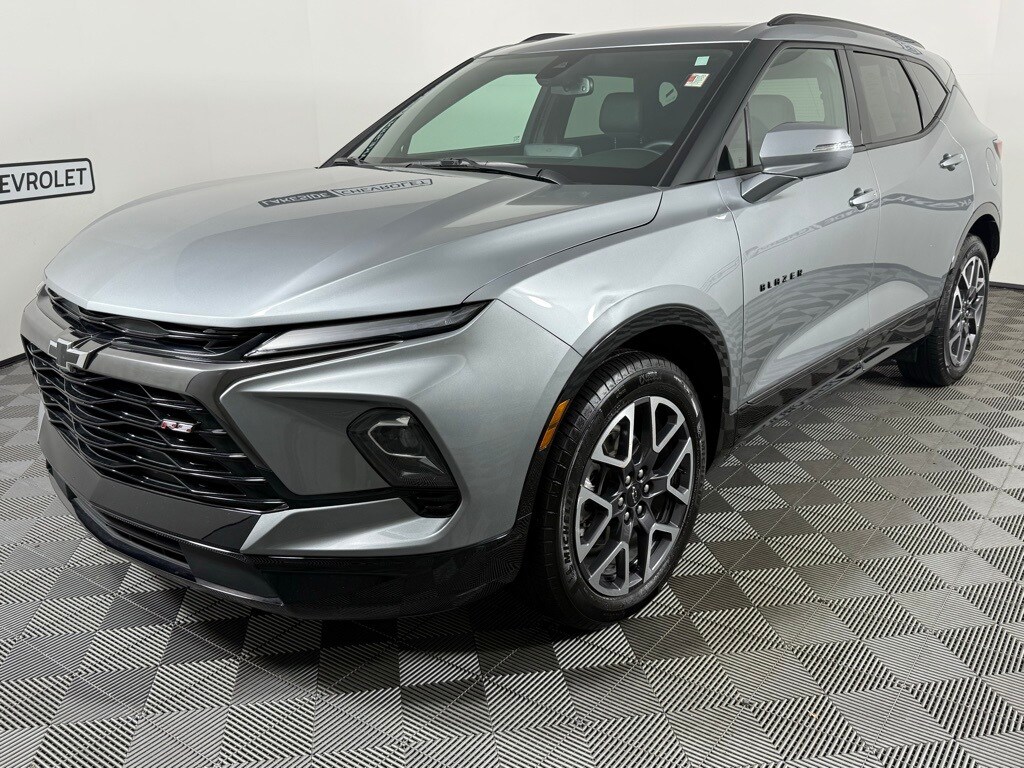 2025 Chevrolet Blazer RS photo 2