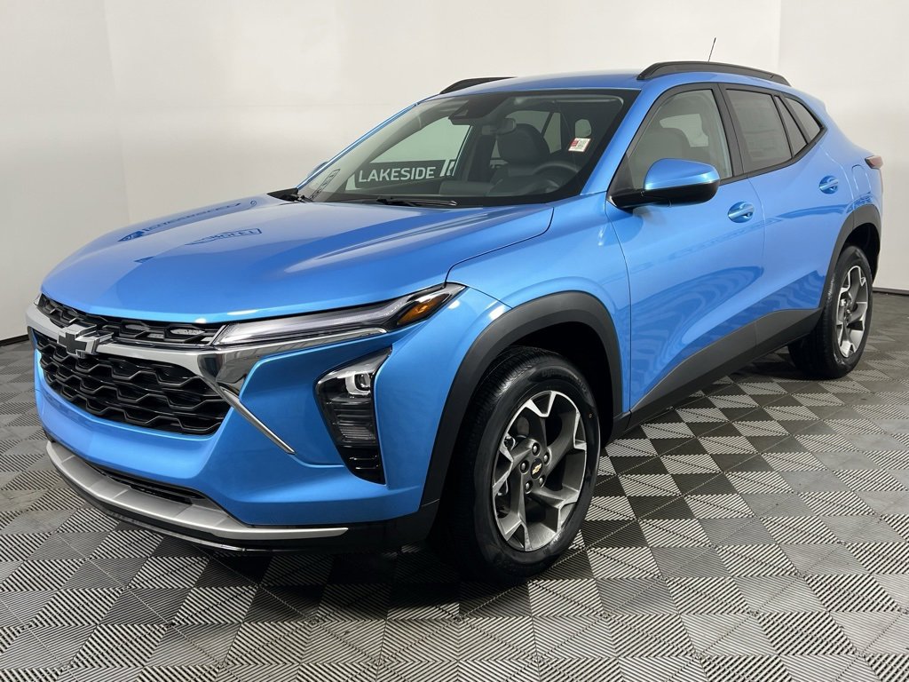 2025 Chevrolet Trax LT photo 2
