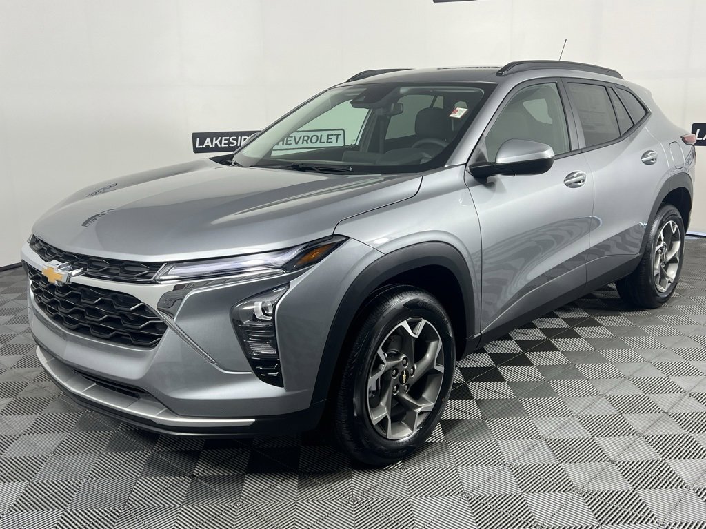 2025 Chevrolet Trax LT photo 2