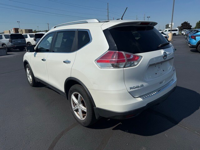 2015 Nissan Rogue SV photo 3