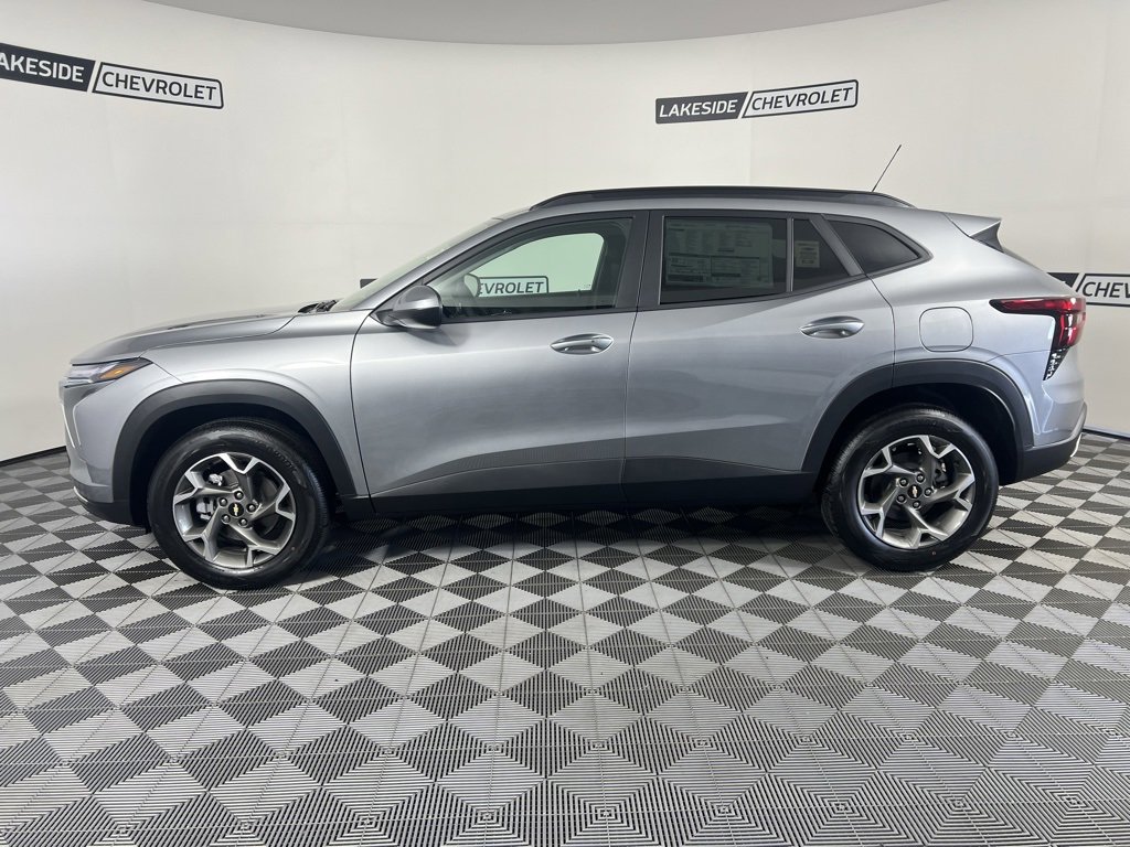 2025 Chevrolet Trax LT photo 3