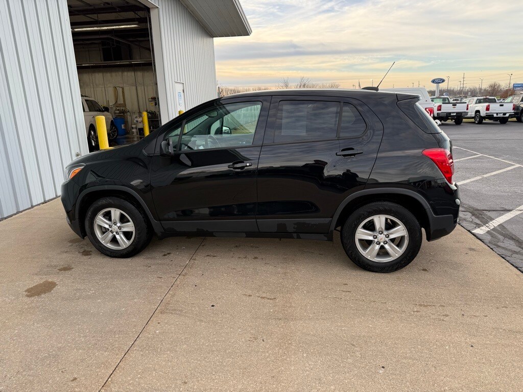 2021 Chevrolet Trax LS photo 2