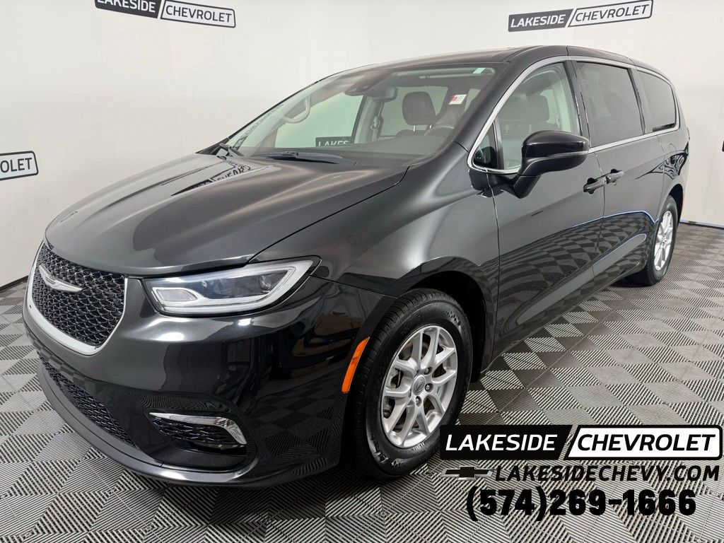 2023 Chrysler Pacifica Touring L's photo