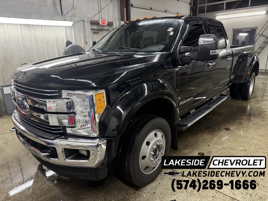 2017 Ford F-450 Super Duty Lariat's photo