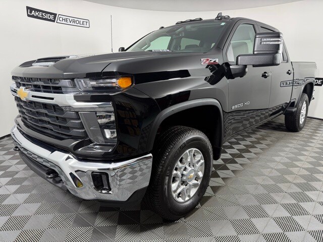 2024 Chevrolet Silverado 2500HD LT photo 2