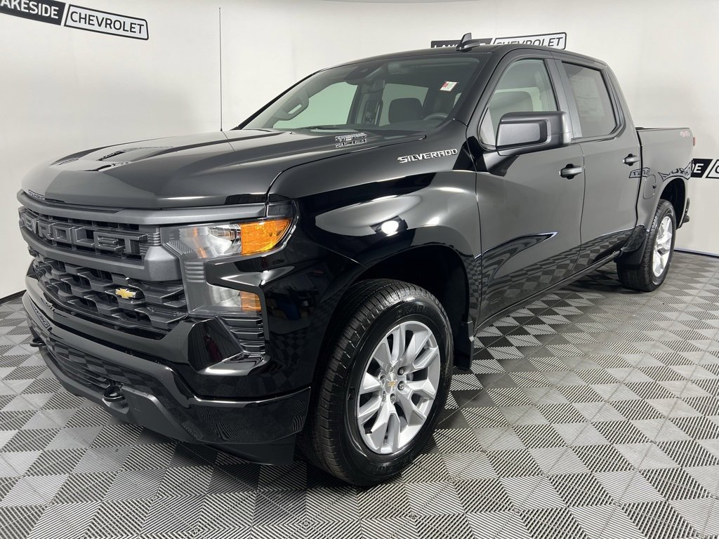 2025 Chevrolet Silverado 1500 Custom photo 2