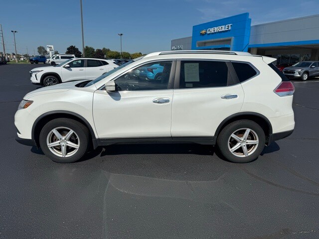 2015 Nissan Rogue SV photo 2