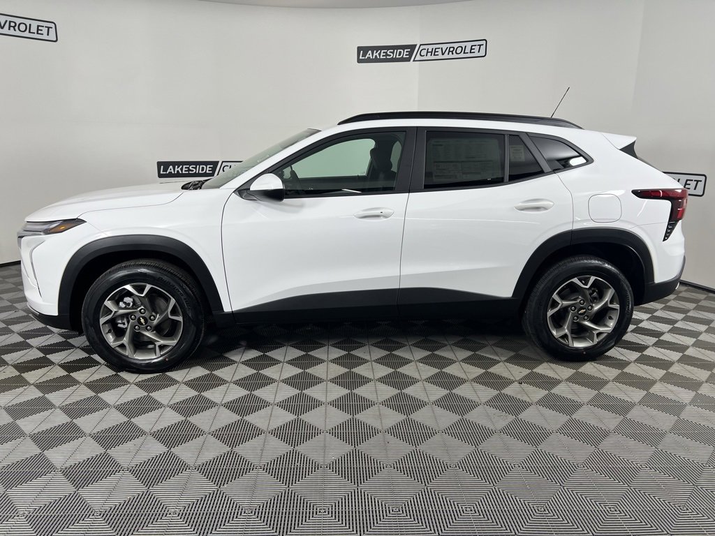 2025 Chevrolet Trax LT photo 2