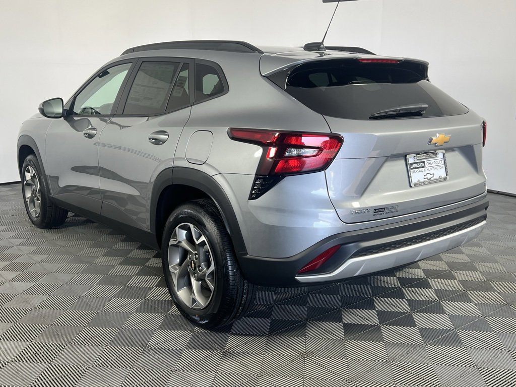 2025 Chevrolet Trax LT photo 4