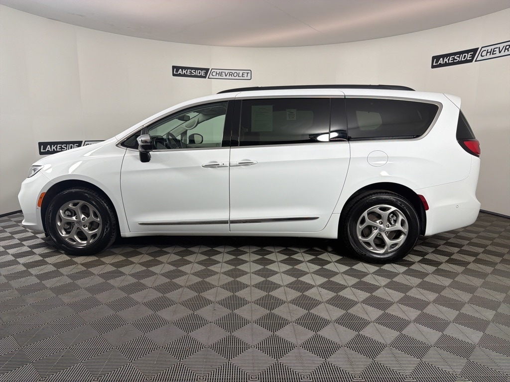 Used 2023 Chrysler Pacifica Limited Minivan/Van