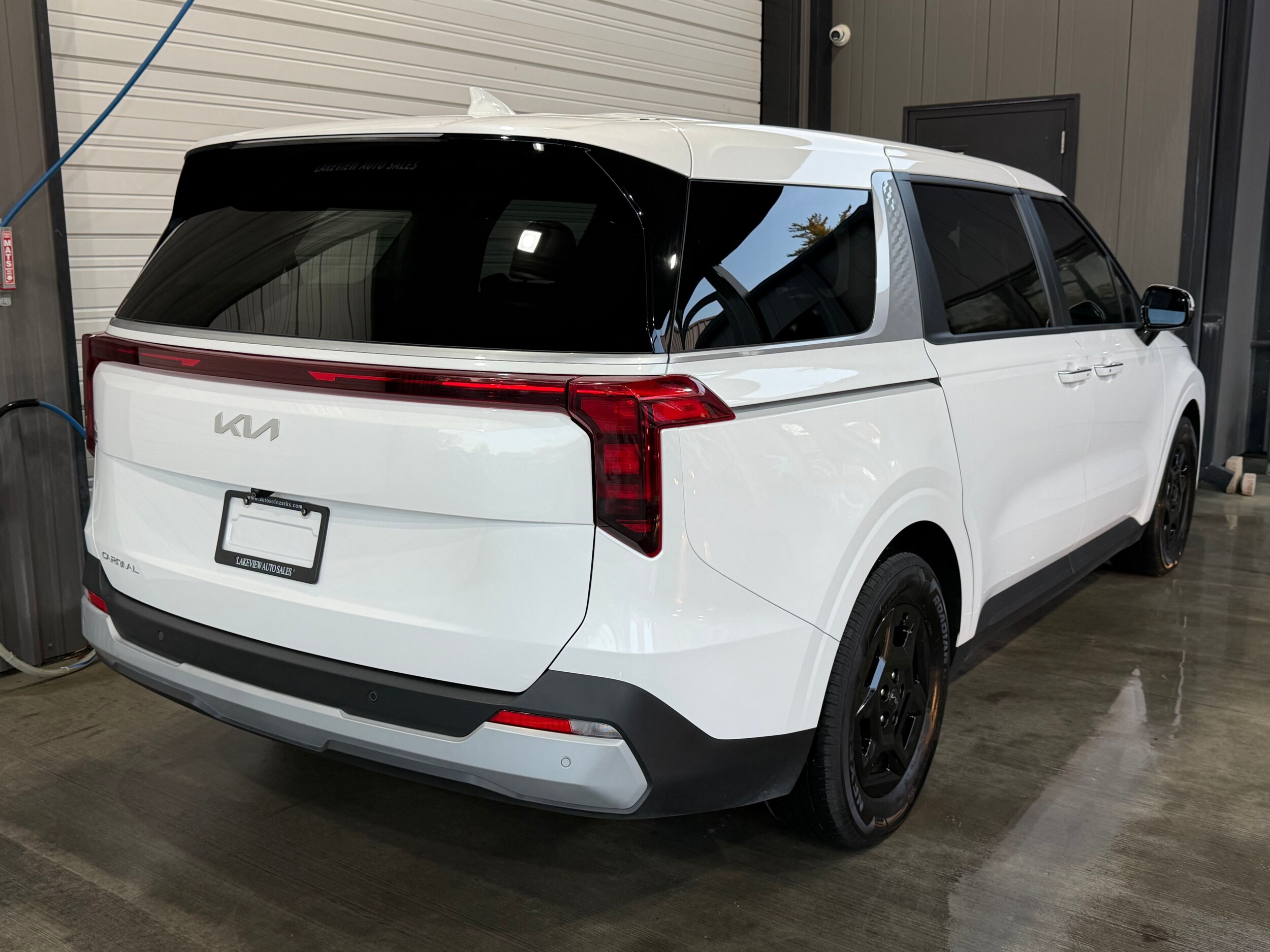 2025 Kia Carnival LXS photo 3