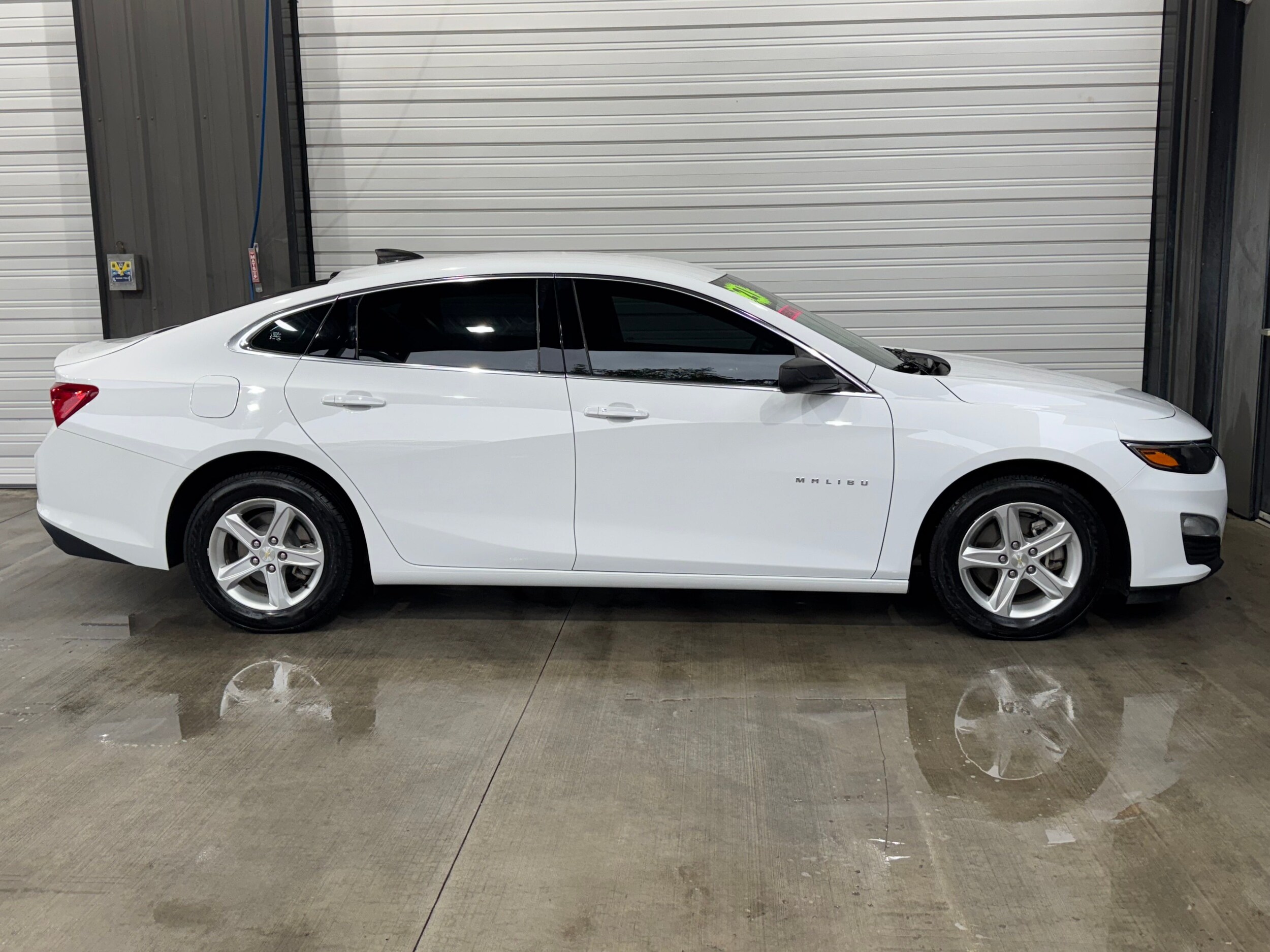 2021 Chevrolet Malibu photo 2