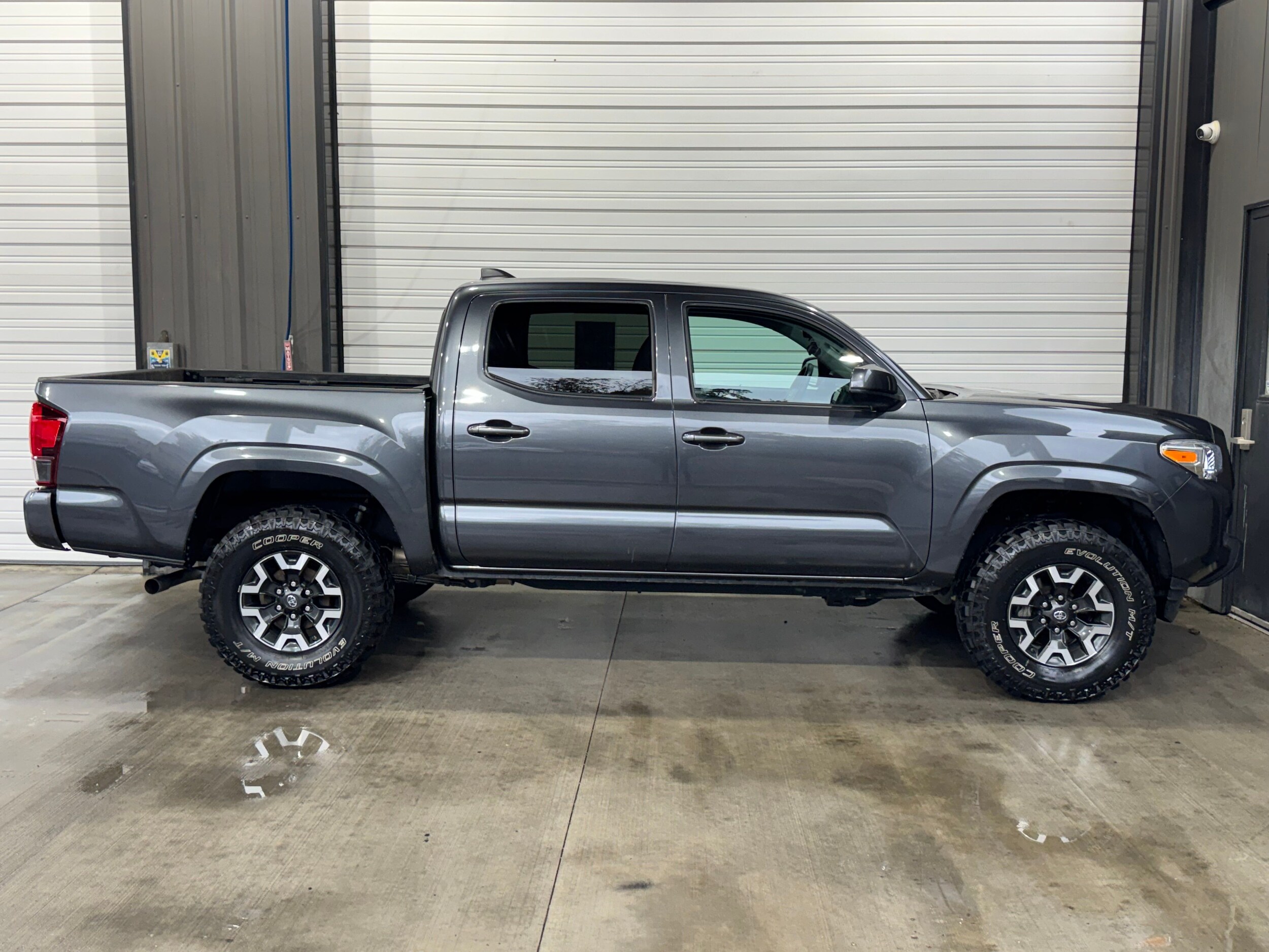 2023 Toyota Tacoma V6 photo 2
