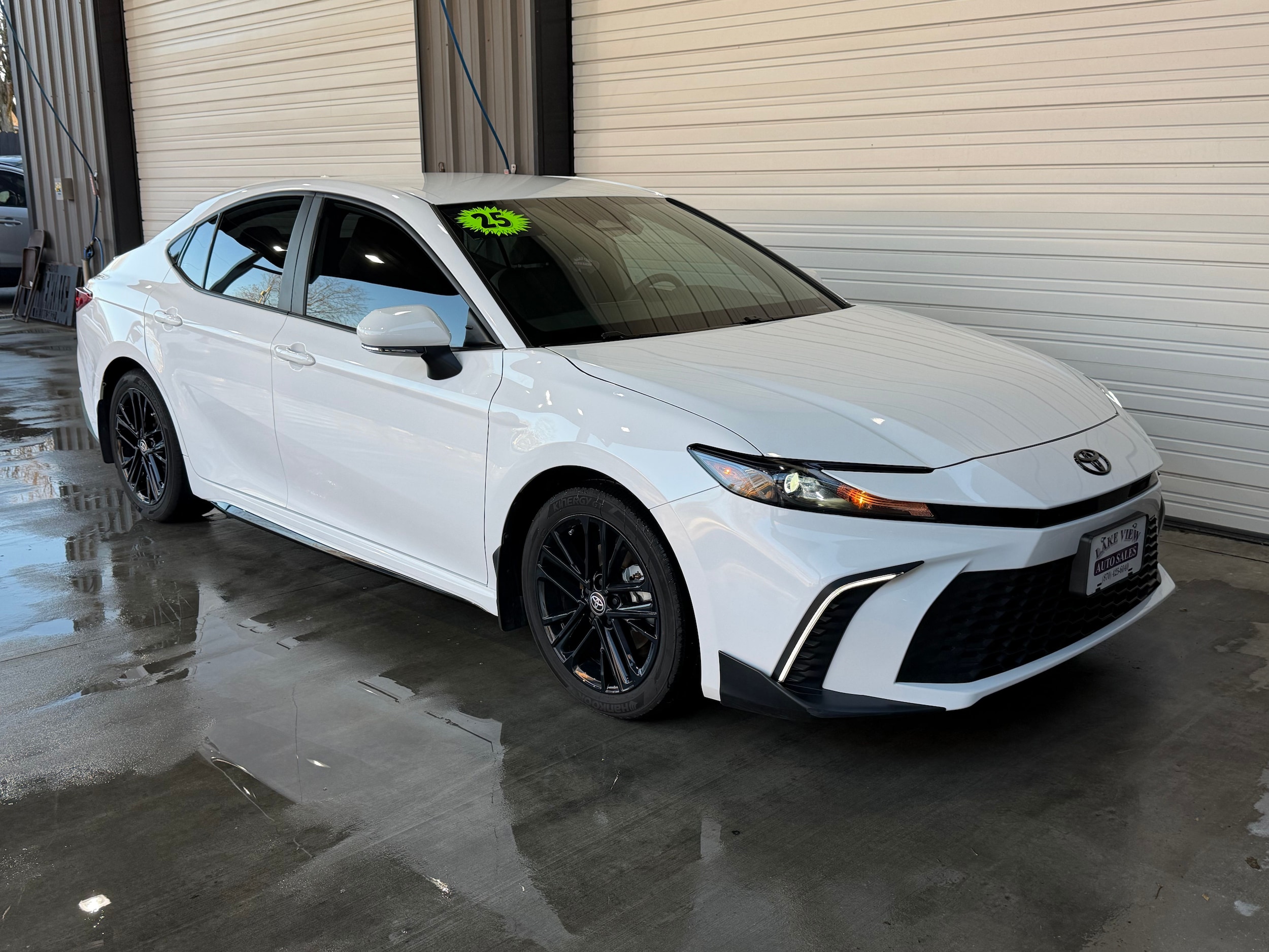 2025 Toyota Camry SE's photo