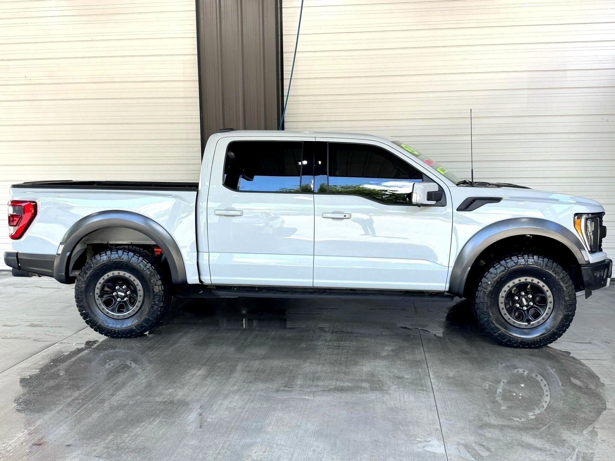 2023 Ford F-150 Raptor photo 2