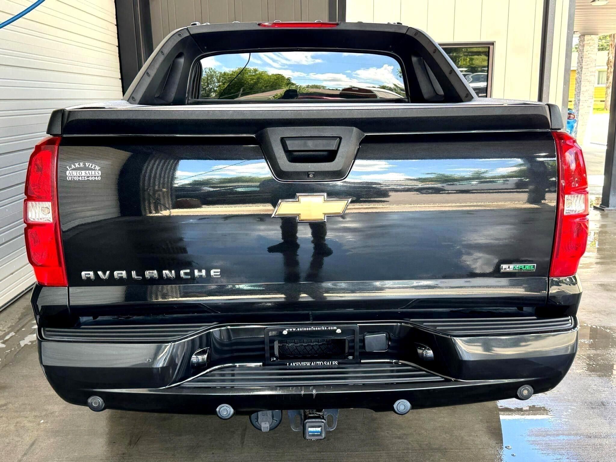 2010 Chevrolet Avalanche LTZ photo 2