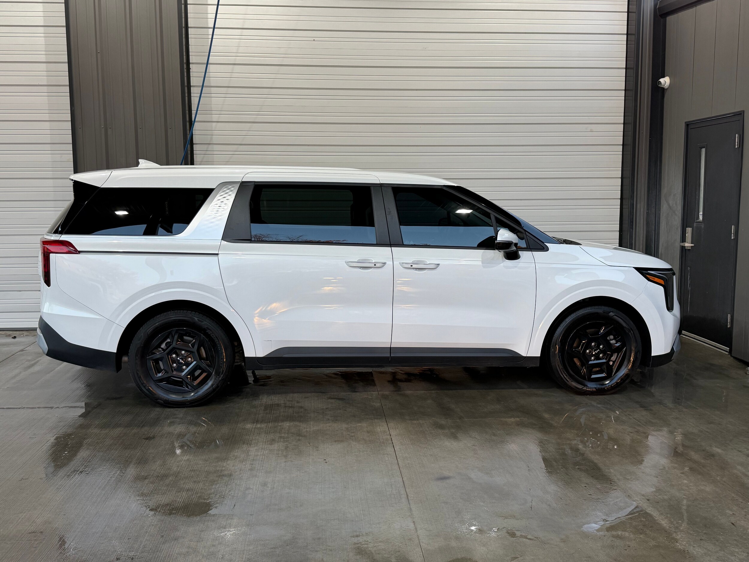 2025 Kia Carnival LXS photo 2