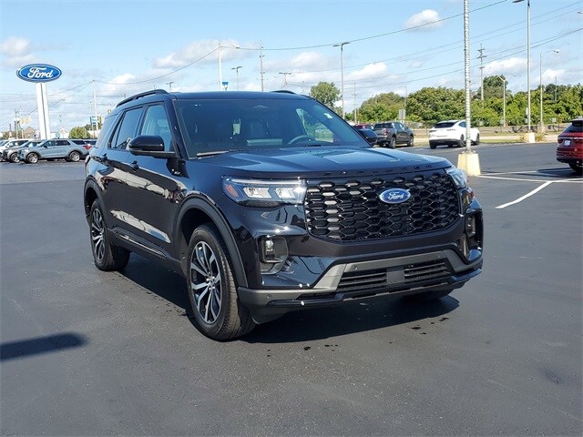 2025 Ford Explorer ST-Line photo 2
