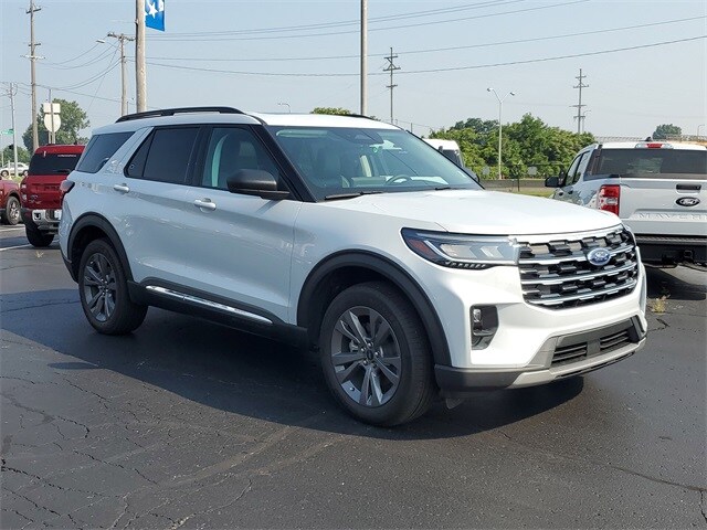 2025 Ford Explorer photo 2