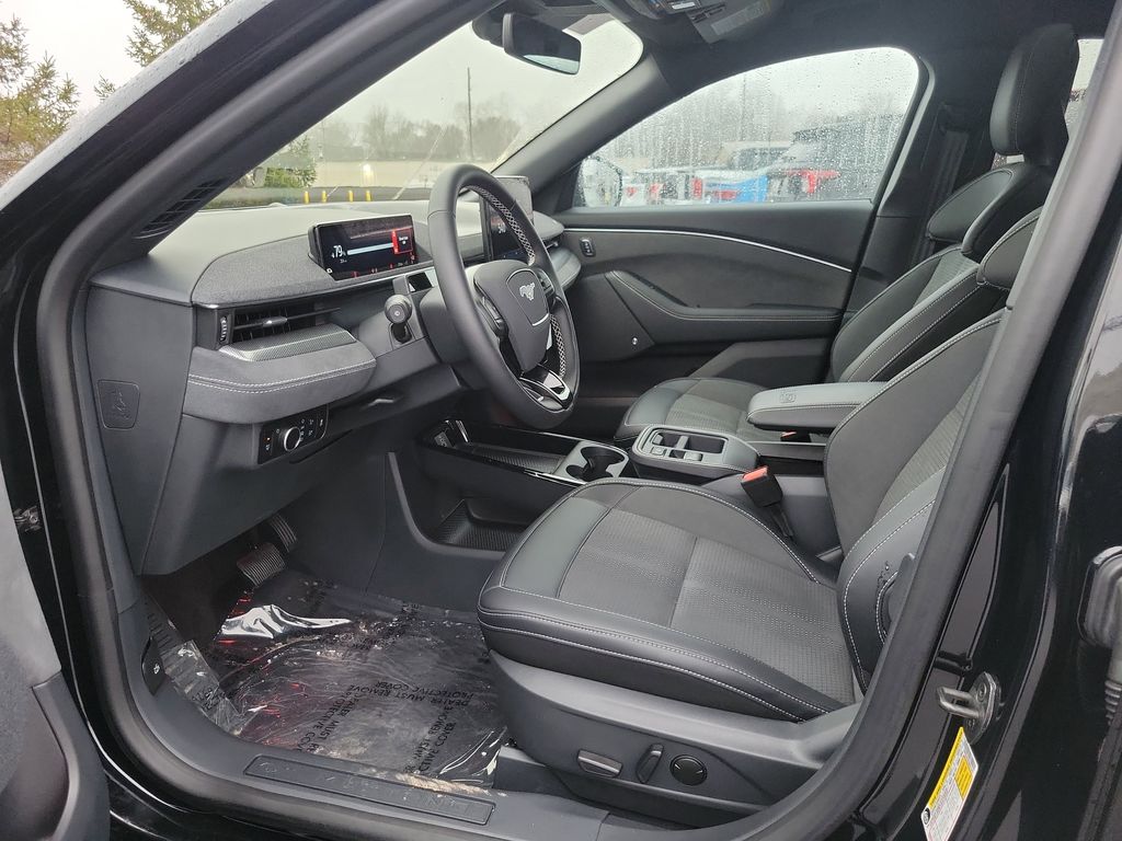 2025 Ford Mustang Mach-E GT - Photo 8