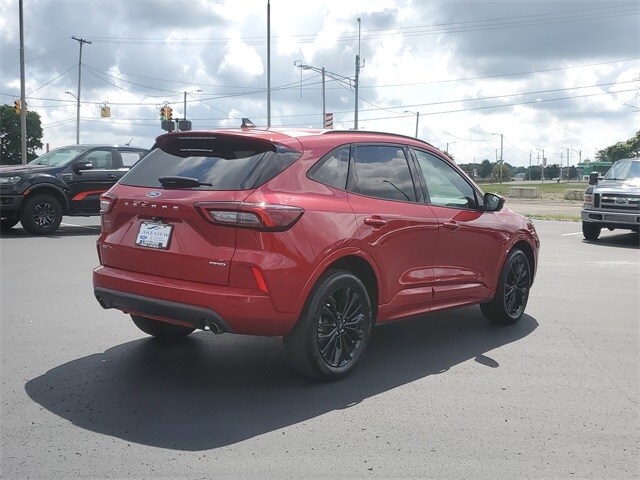 2023 Ford Escape ST-Line Elite photo 3