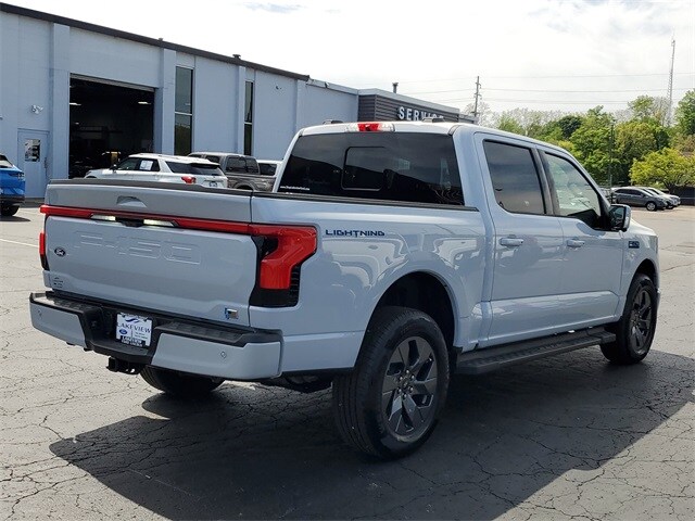 2025 Ford F-150 Lightning Lariat photo 3