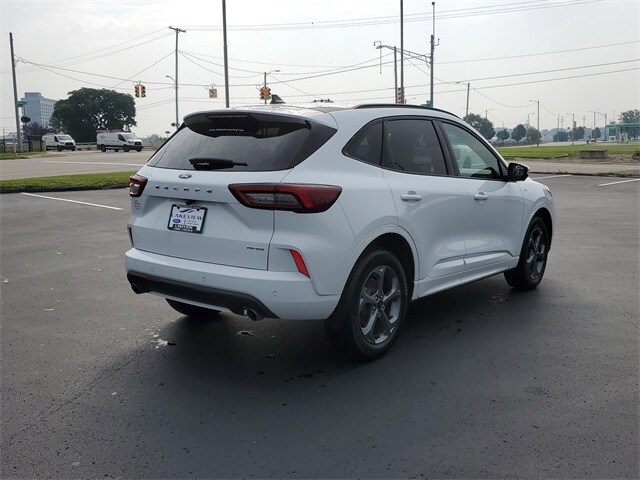 2023 Ford Escape ST-Line Select photo 2