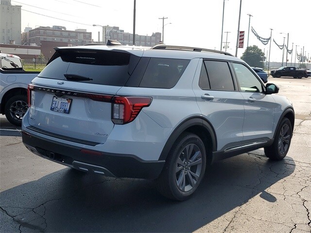 2025 Ford Explorer photo 3