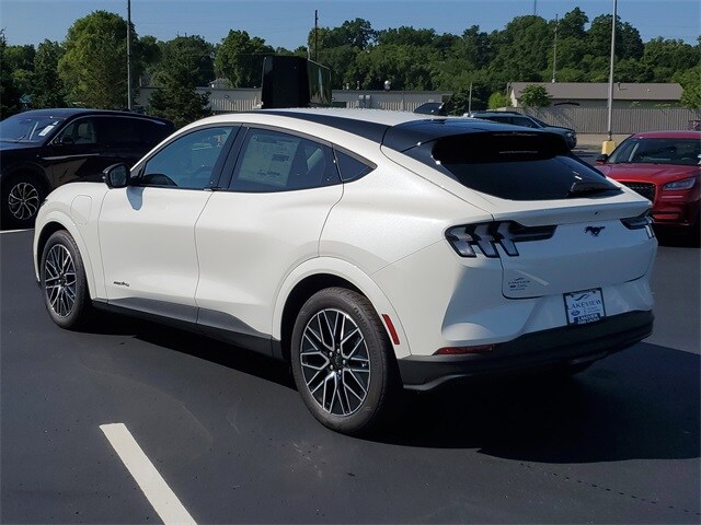 2025 Ford Mustang Mach-E Premium photo 4