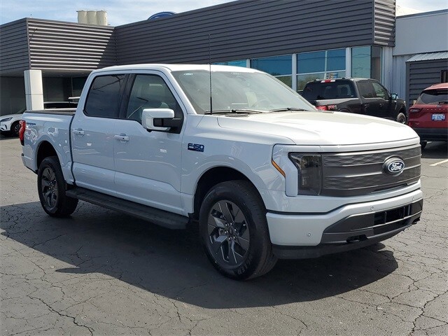 2025 Ford F-150 Lightning Lariat photo 2