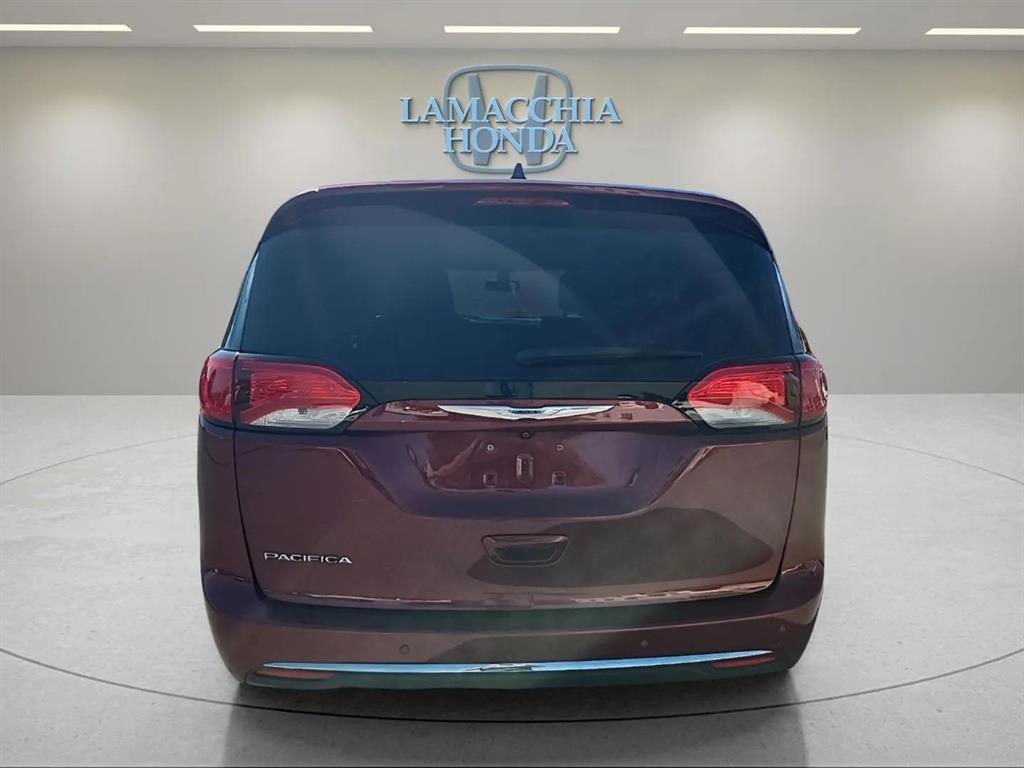 2018 Chrysler Pacifica Touring L photo 3