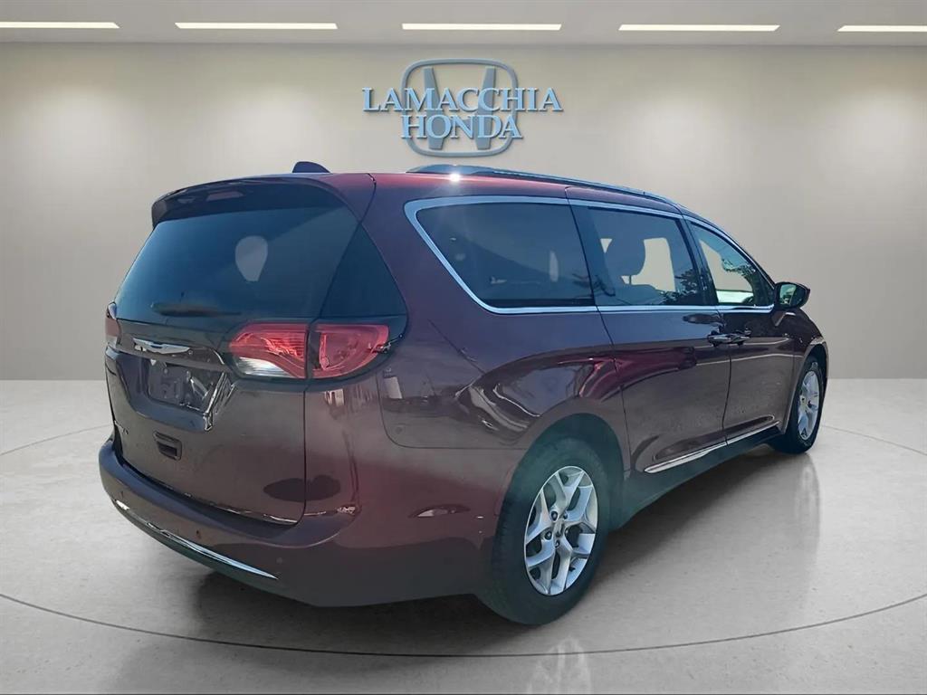 2018 Chrysler Pacifica Touring L photo 2