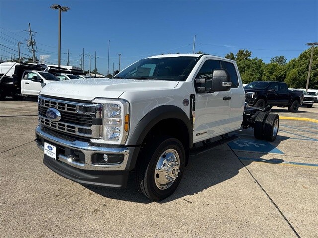 2025 Ford F-550 photo 2
