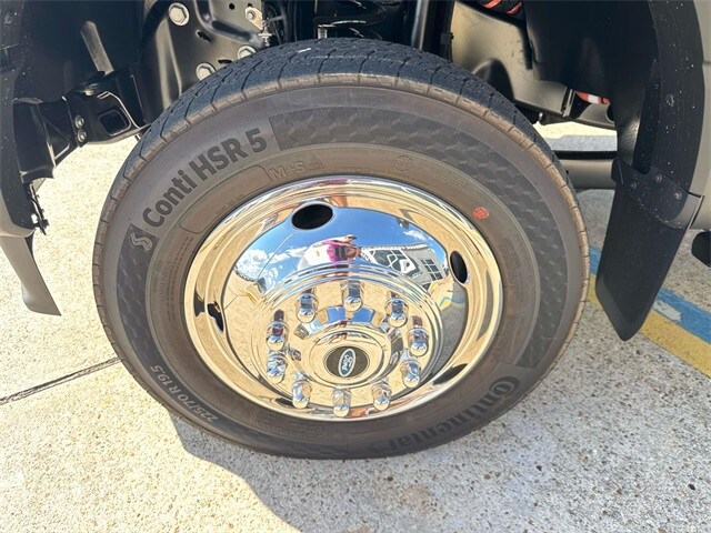 2025 Ford F-550 photo 4