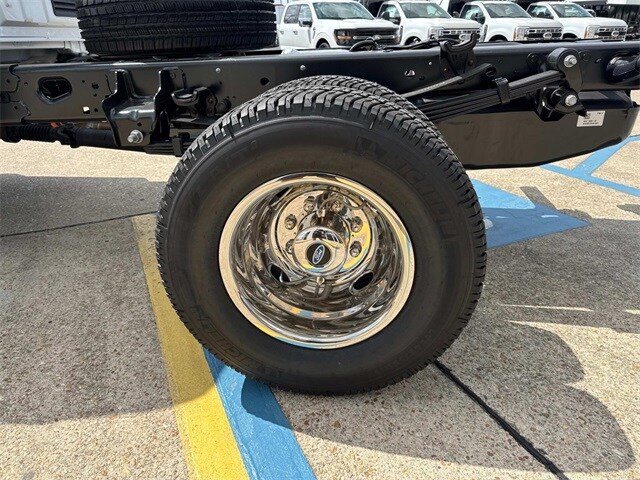 2025 Ford F-350 photo 4