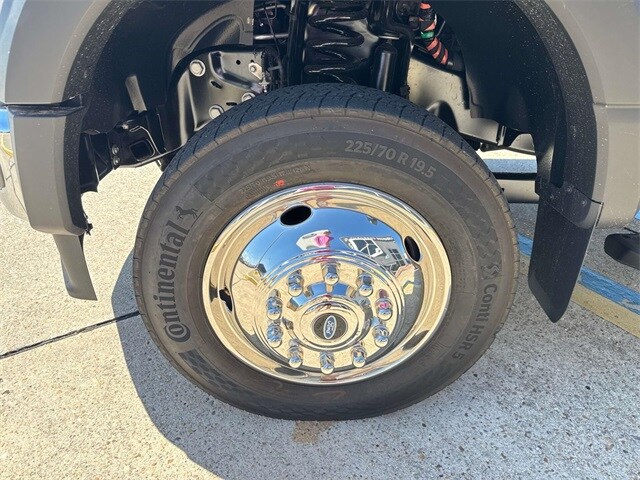 2025 Ford F-550 photo 3
