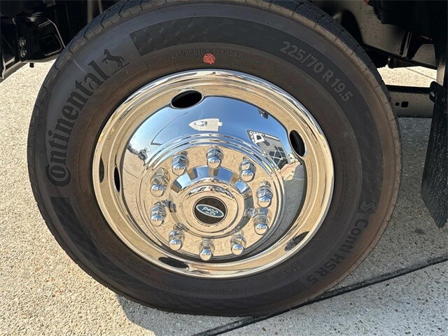 2025 Ford F-550 photo 4