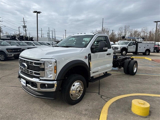 2025 Ford F-550 photo 3
