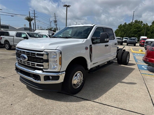 2025 Ford F-350 photo 3