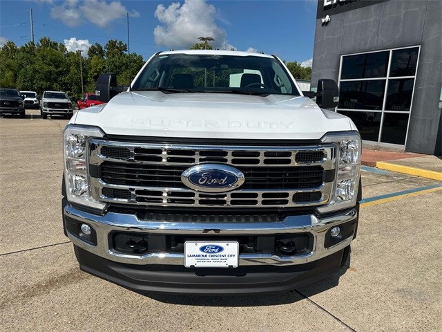 2025 Ford F-550 photo 2