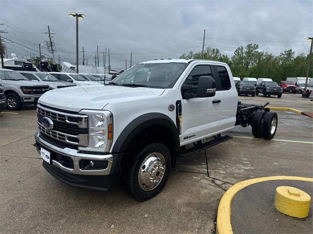 2025 Ford F-550 photo 3