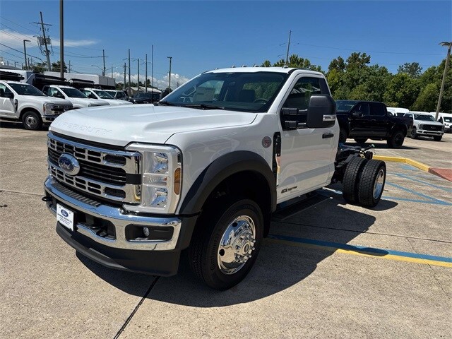 2025 Ford F-550 photo 2