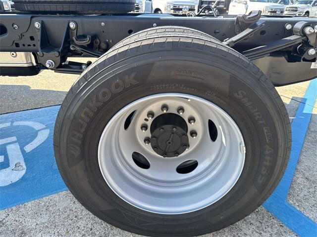 2025 Ford F-600 photo 3