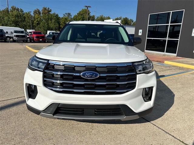 2025 Ford Explorer photo 2