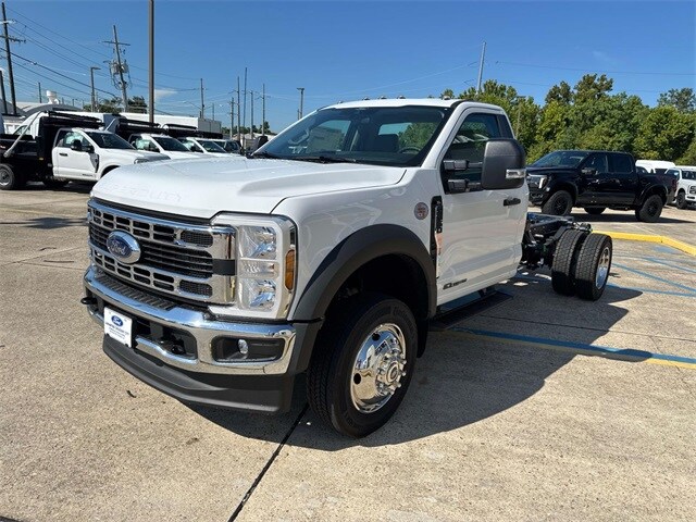 2025 Ford F-550 photo 2