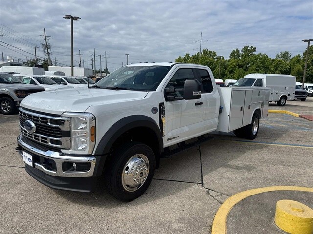 2025 Ford F-550 photo 2