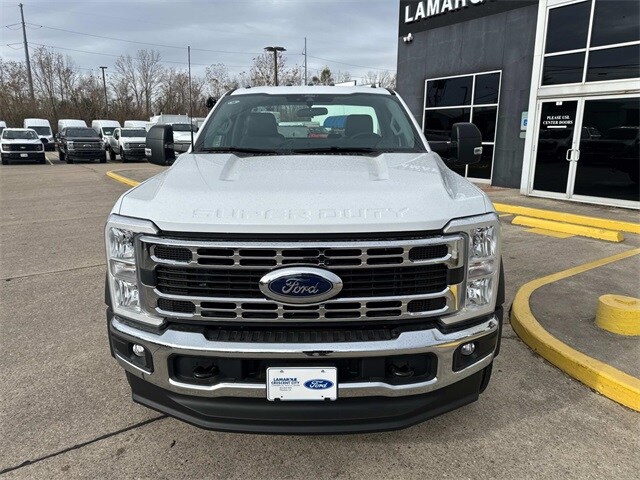 2025 Ford F-550 photo 2